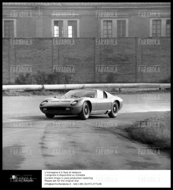 Lamborghini Miura durante un giro di prova all'aerodromo, Modena, 1966 - Farabola Immagine digitale
