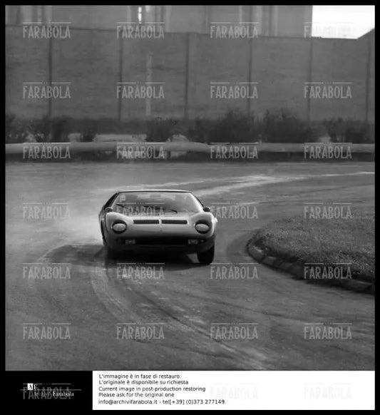 Lamborghini Miura durante un giro di prova all'aerodromo, Modena, 1966 - Farabola Immagine digitale