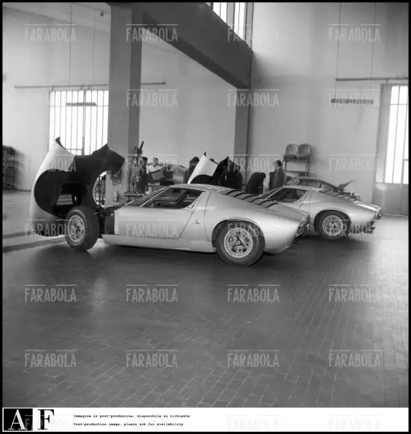 Lamborghini Miura nella fabbrica di Sant'Agata Bolognese, 1968 - Farabola Immagine digitale
