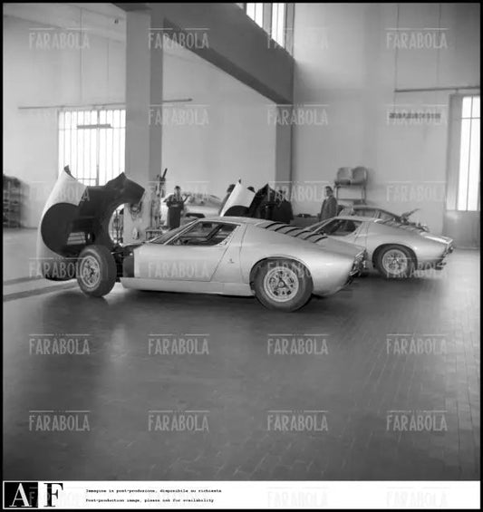 Lamborghini Miura nella fabbrica di Sant'Agata Bolognese, 1968 - Farabola Immagine digitale