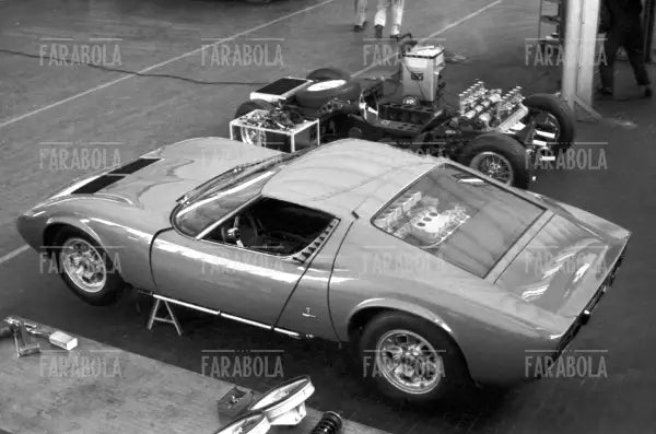 Lamborghini Miura nello stabilimento di Sant'Agata Bolognese, 1966 - Farabola Immagine digitale