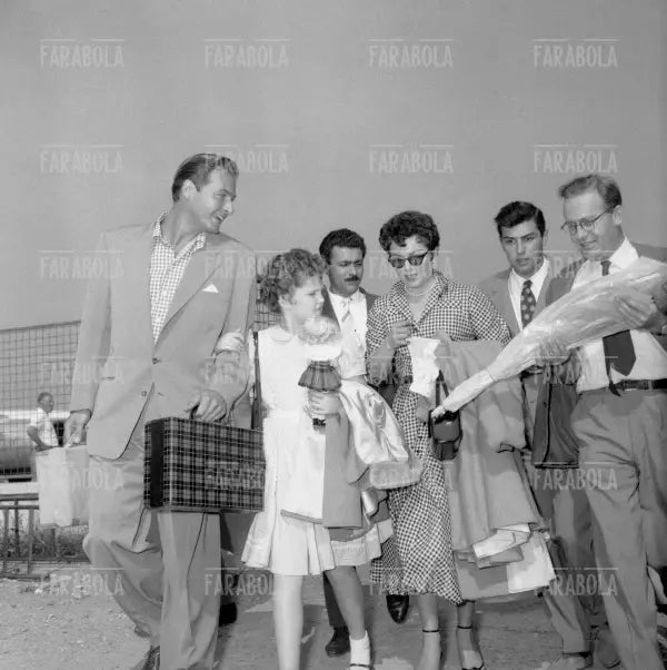 Lana Turner con il marito Lex Baxter a Malpensa, Milano, 1953 - Farabola Immagine digitale