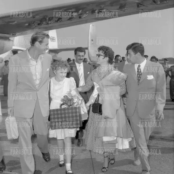 Lana Turner con il marito Lex Baxter a Malpensa, Milano, 1953 - Farabola Immagine digitale