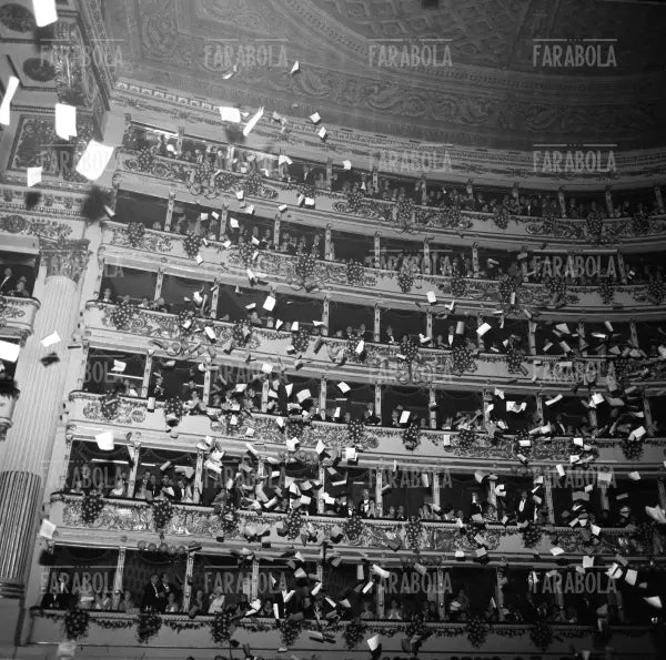 Lancio di manifestini al Teatro alla Scala, Milano, 1965 - Farabola Immagine digitale