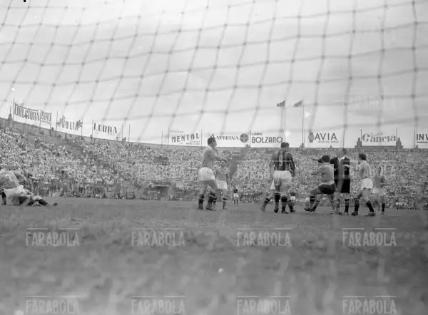 L'arbitro concede il rigore al Milan, Milan vs Lazio, 1951 - Farabola Immagine digitale