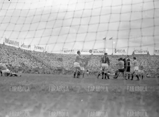 L'arbitro concede il rigore al Milan, Milan vs Lazio, 1951 - Farabola Immagine digitale