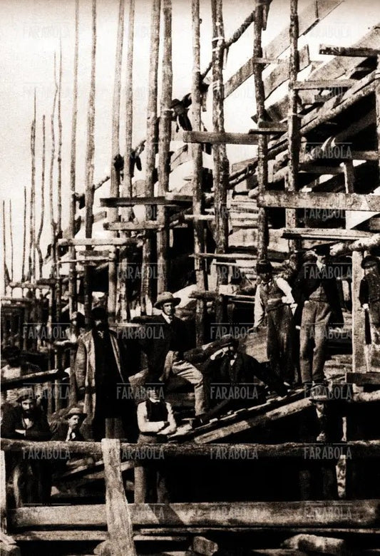L'architetto Giuseppe Mengoni ispeziona i lavori di costruzione della Galleria Vittorio Emanuele II, Milano, 1866 - Farabola Immagine digitale