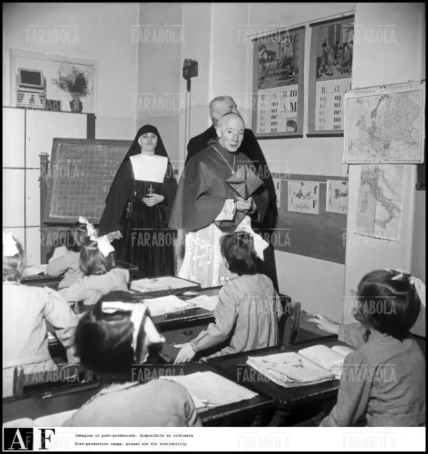 L'arcivescovo Alfredo Ildefonso Schuster visita il Piccolo Cottolengo, Milano, 1954 - Farabola Immagine digitale