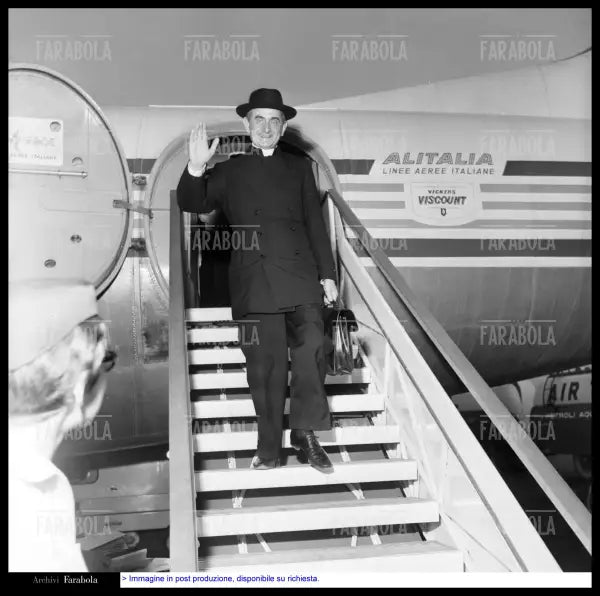 L'arcivescovo Giovanni Battista Montini all'arrivo a Linate, Milano, 1962 - Farabola Immagine digitale