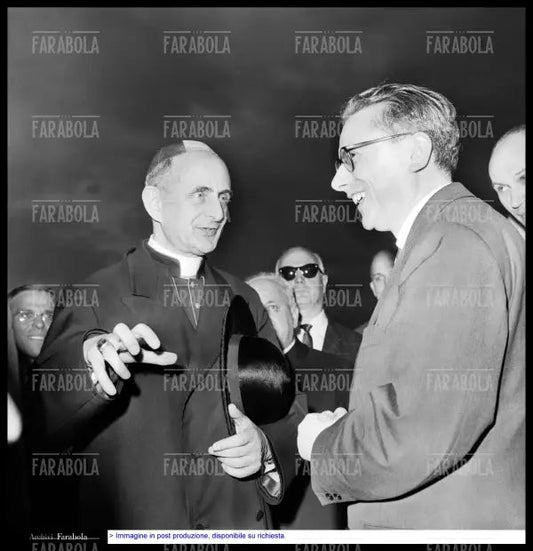 L'arcivescovo Montini in partenza per il conclave di Roma dove sarà eletto Papa, Milano, 1963 - Farabola Immagine digitale