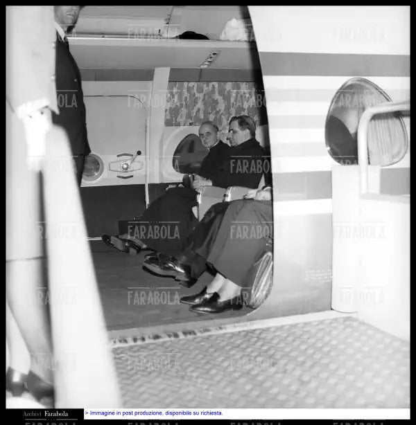 L'arcivescovo Montini in partenza per il conclave di Roma dove sarà eletto Papa, Milano, 1963 - Farabola Immagine digitale