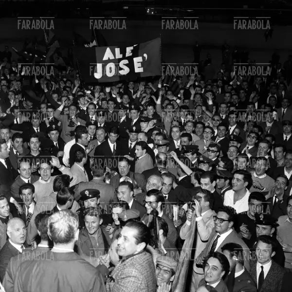 L'arrivo del Milan a Linate con la Coppa dei Campioni, Milano, 1963 - Farabola Immagine digitale