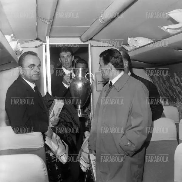 L'arrivo del Milan a Linate con la Coppa dei Campioni, Milano, 1963 - Farabola Immagine digitale