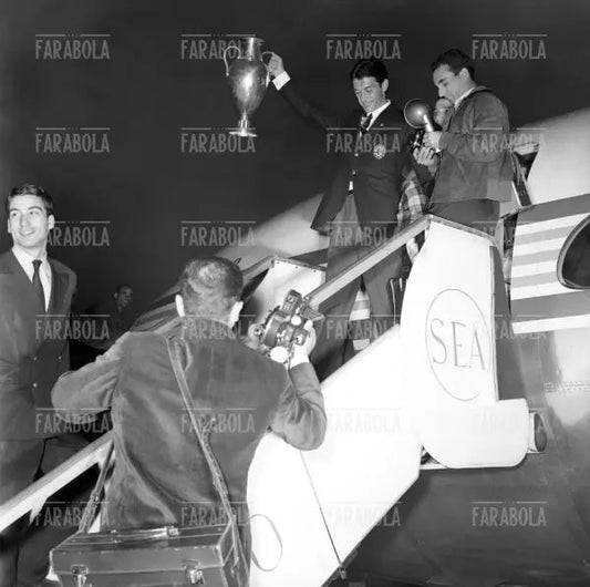 L'arrivo del Milan a Linate con la Coppa dei Campioni, Milano, 1963 - Farabola Immagine digitale
