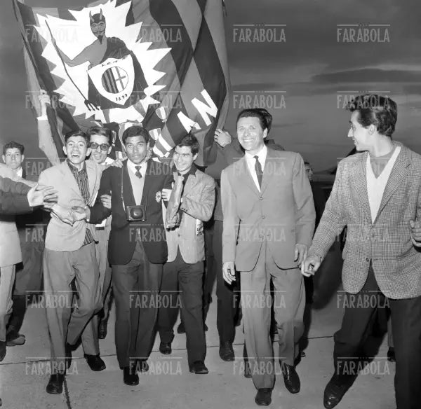 L'arrivo del Milan a Linate con la Coppa dei Campioni, Milano, 1963 - Farabola Immagine digitale