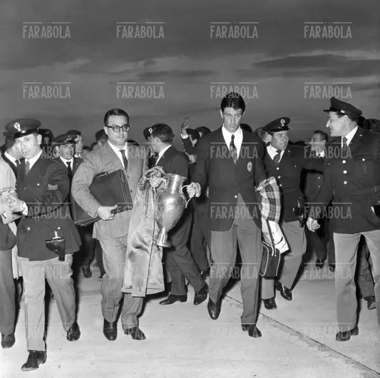 L'arrivo del Milan a Linate con la Coppa dei Campioni, Milano, 1963 - Farabola Immagine digitale
