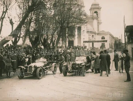 L'arrivo di due concorrenti al controllo di Roma, Mille Miglia, 1934 - Farabola Immagine digitale