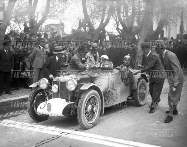 L'arrivo di Fork su M.G. a Roma, Mille Miglia, 1934 - Farabola Immagine digitale