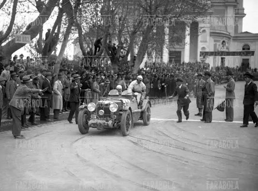 L'arrivo di Hans Ruesch su Alfa Romeoa Roma, Mille Miglia, 1934 - Farabola Immagine digitale