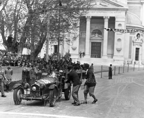 L'arrivo di Pintacuda su Alfa Romeo P3 a Roma, Mille Miglia, 1935 - Farabola Immagine digitale