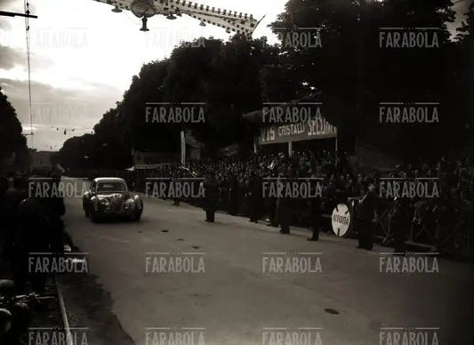 L'arrivo di un equipaggio, Mille Miglia, 1948 - Farabola Immagine digitale