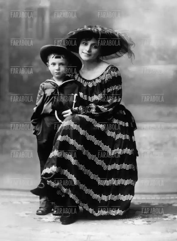 L'attrice Maria Melato con il figlio, 1915 - Farabola Immagine digitale