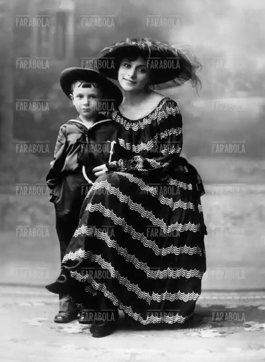 L'attrice Maria Melato con il figlio, 1915 - Farabola Immagine digitale