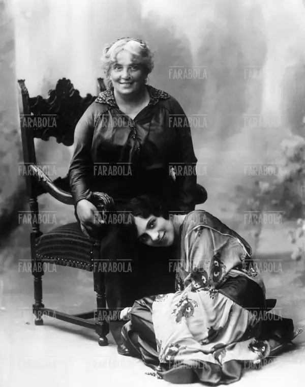 L'attrice Maria Melato con la madre, 1918 - Farabola Immagine digitale