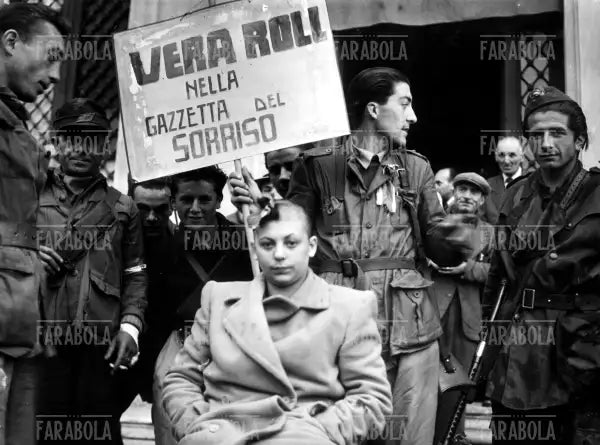 L'attrice Vera Roll viene rasata dai partigiani, Liberazione di Milano, 1945 - Farabola Immagine digitale