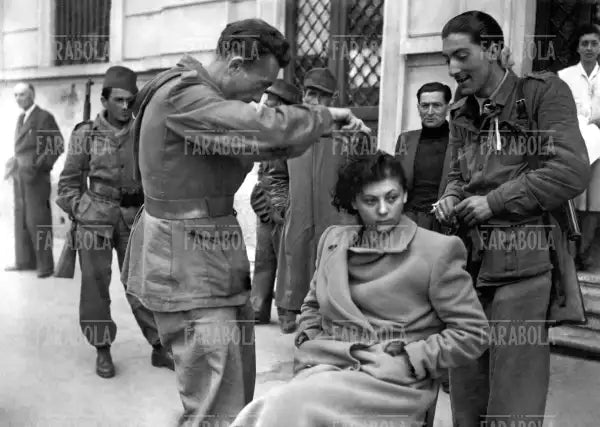 L'attrice Vera Roll viene rasata dai partigiani, Liberazione di Milano, 1945 - Farabola Immagine digitale