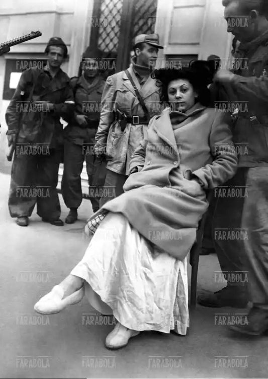 L'attrice Vera Roll viene rasata dai partigiani, Liberazione di Milano, 1945 - Farabola Immagine digitale
