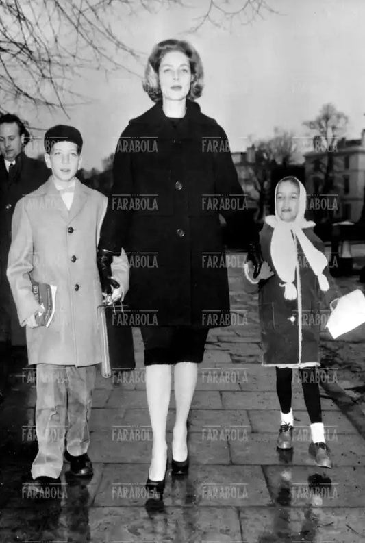 Lauren Bacall con i figli a Londra, 1959 - Farabola Immagine digitale