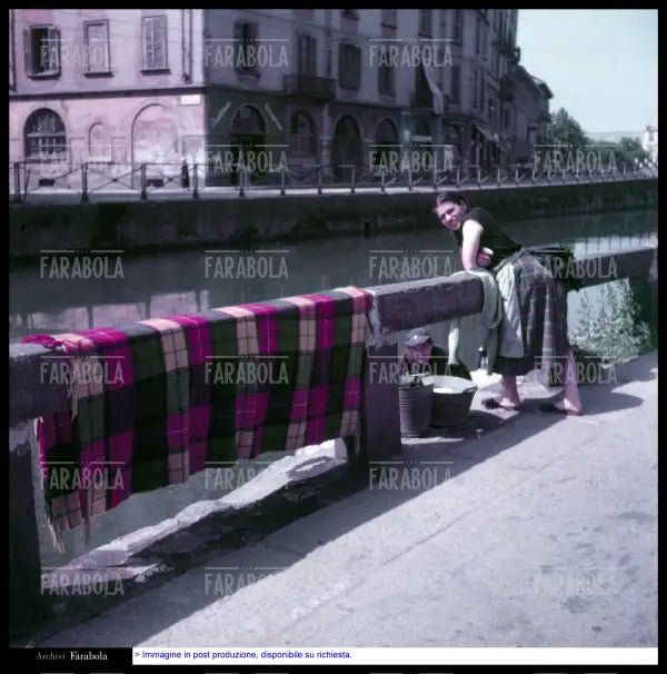 Lavandaia sul Naviglio, Milano, anni 50 - Farabola Immagine digitale