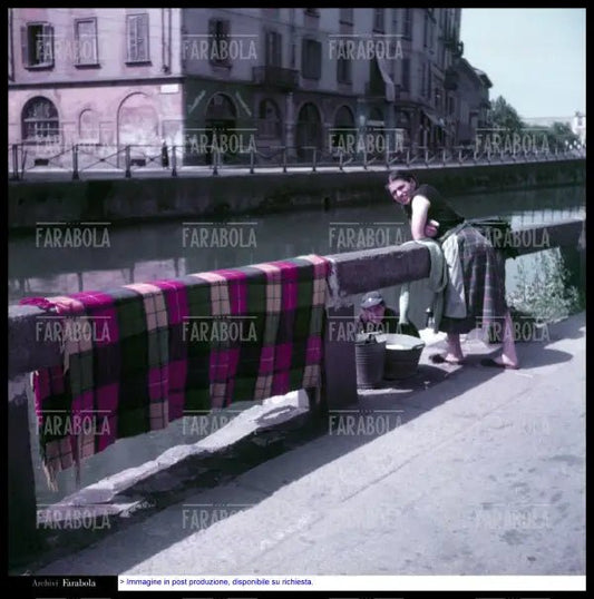 Lavandaia sul Naviglio, Milano, anni 50 - Farabola Immagine digitale