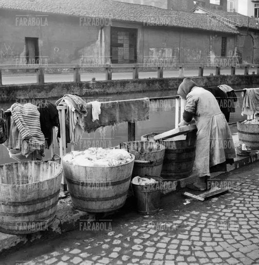 Lavandaia sul Naviglio Pavese, Milano, 1954 - Farabola Immagine digitale