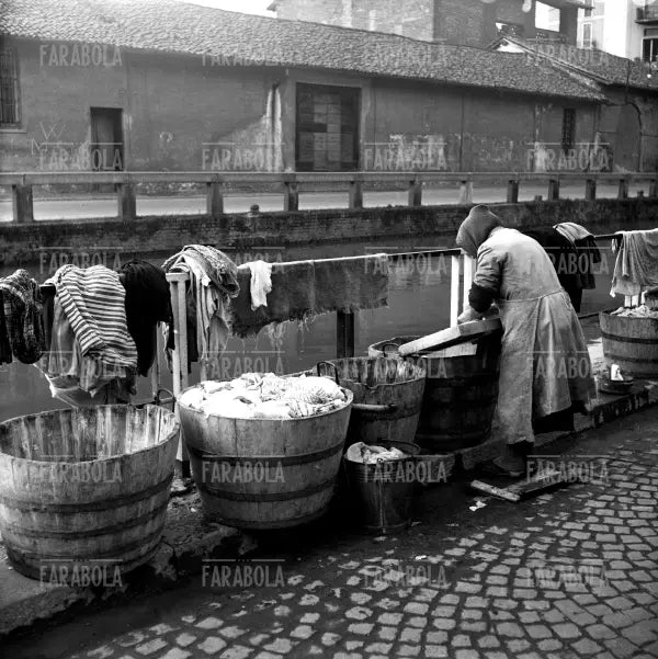 Lavandaie sui Navigli, Milano, anni 20 - Farabola Immagine digitale