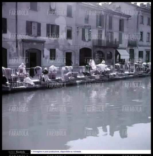Lavandaie sul Naviglio Pavese, Milano, anni 50 - Farabola Immagine digitale