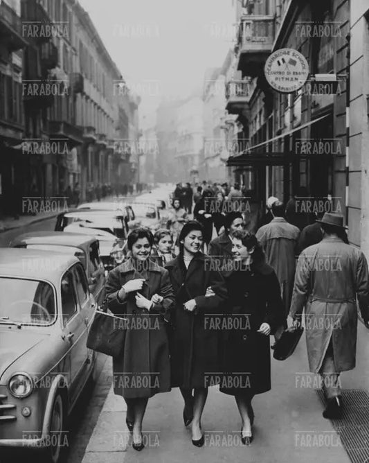 Lavoranti della sarta Biki in via Montenapoleone, Milano, anni 50 - Farabola Immagine digitale