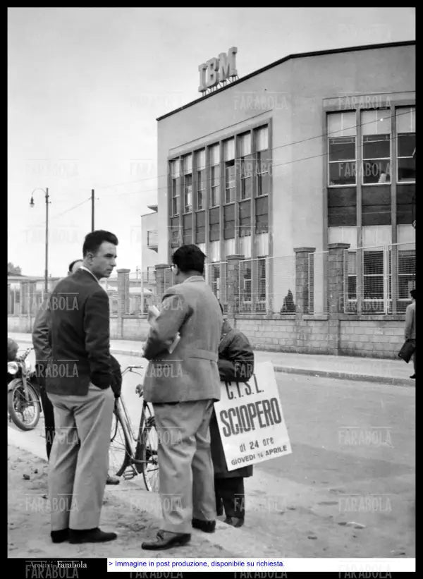 Lavoratori in sciopero davanti all'IBM, Milano, anni 60 - Farabola Immagine digitale
