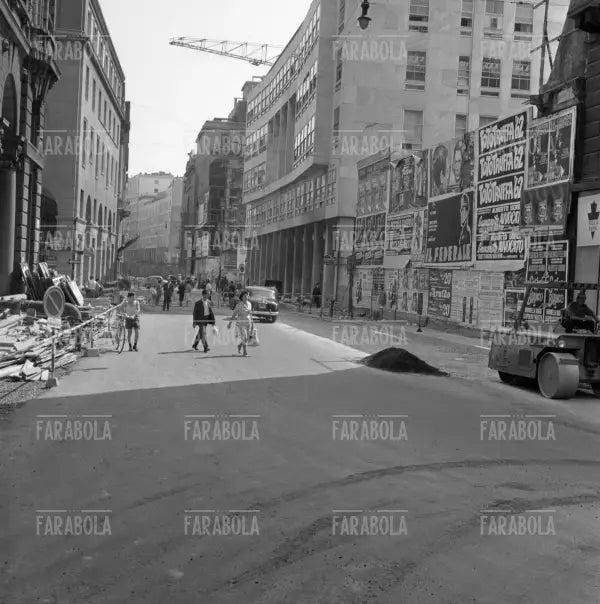 Lavori di asfaltatura in Corso Vittorio Emanuele, Milano, 1961 - Farabola Immagine digitale