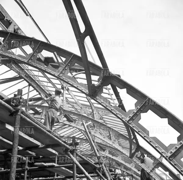 Lavori di copertura della Galleria Vittorio Emanuele II, Milano, 1948 - Farabola Immagine digitale