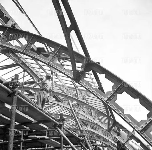 Lavori di copertura della Galleria Vittorio Emanuele II, Milano, 1948 - Farabola Immagine digitale