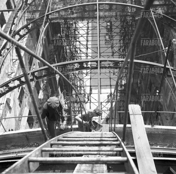 Lavori di copertura della Galleria Vittorio Emanuele II, Milano, 1948 - Farabola Immagine digitale