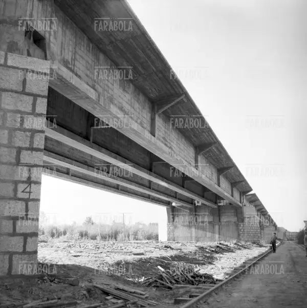 Lavori di costruzione dell'Autostrada del Sole, 1958 - Farabola Immagine digitale