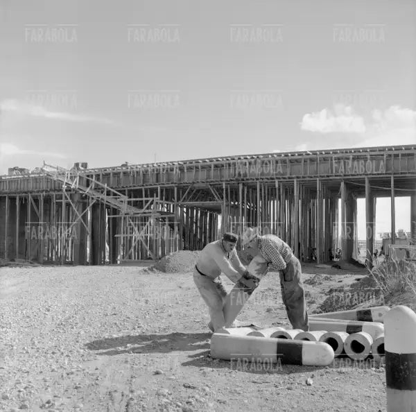 Lavori di costruzione dell'Autostrada del Sole, 1958 - Farabola Immagine digitale