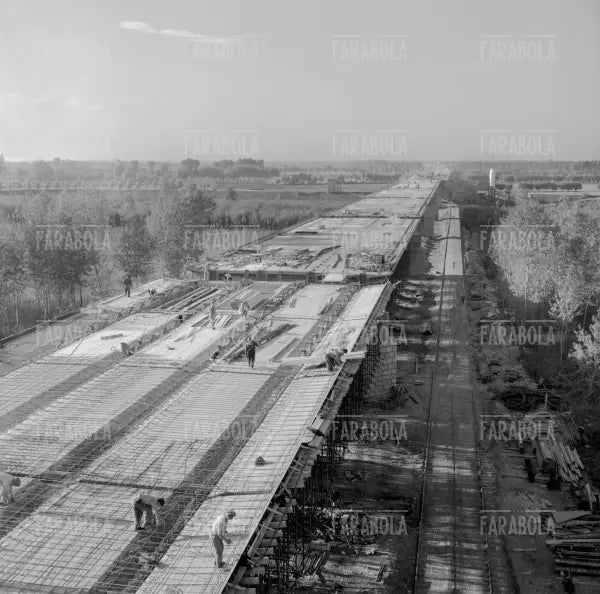 Lavori di costruzione dell'Autostrada del Sole, 1958 - Farabola Immagine digitale