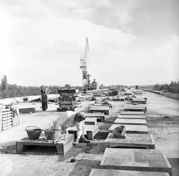 Lavori di costruzione dell'Autostrada del Sole, 1958 - Farabola Immagine digitale