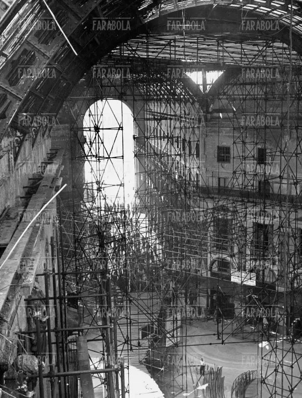 Lavori di ricostruzione della Galleria Vittorio Emanuele II, Milano, 1948 - Farabola Immagine digitale