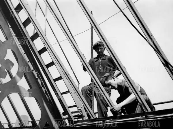 Lavori di ricostruzione della Galleria Vittorio Emanuele II, Milano, 1948 - Farabola Immagine digitale