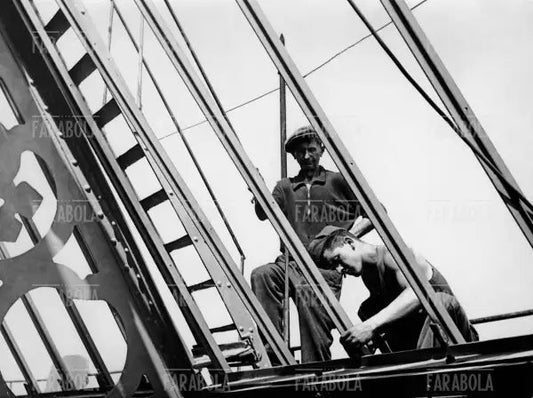 Lavori di ricostruzione della Galleria Vittorio Emanuele II, Milano, 1948 - Farabola Immagine digitale